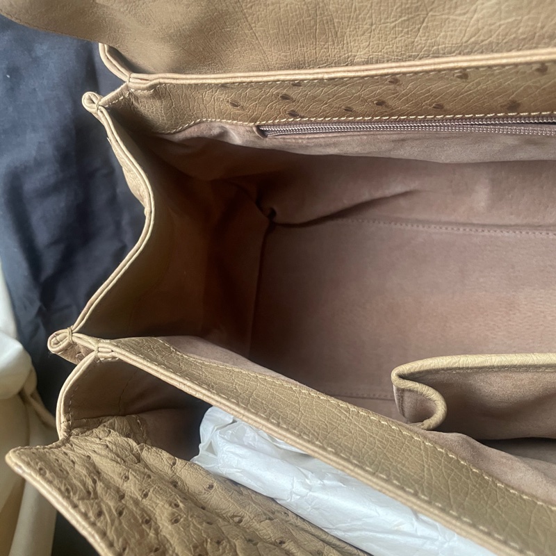 珍稀皮 Precious Leather靜奢風🌿BVLGARI寶格麗🎞️鴕鳥皮質感奶茶色🎞️Zero1系列🎞️手提/肩背/側背/晚宴包/🎞️正品🎞️況好🎞️蠻新🆕🎞️女王範🌹氣場🌹很美🌹不撞-44