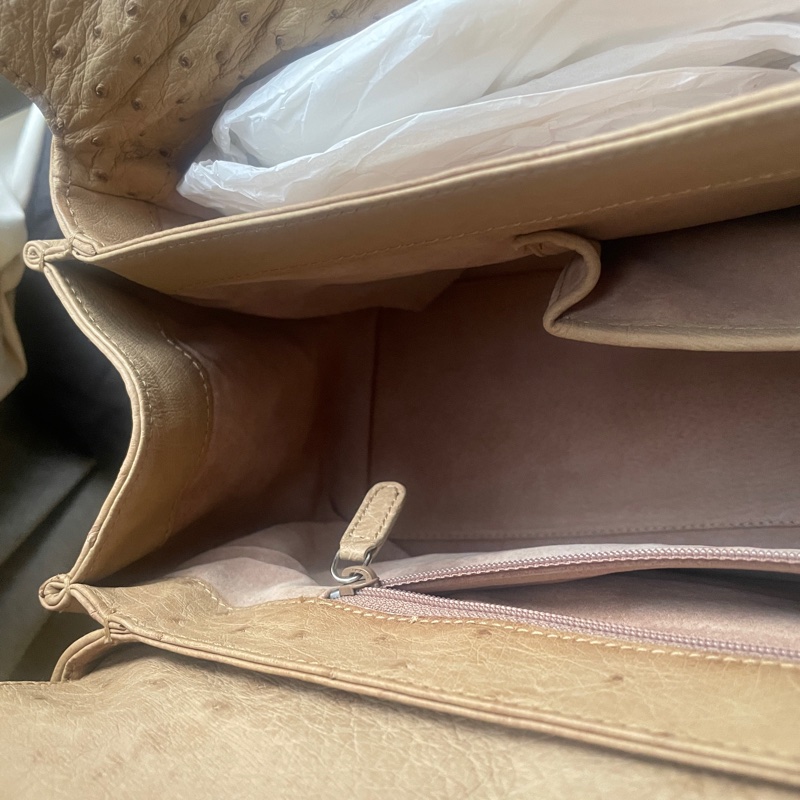 珍稀皮 Precious Leather靜奢風🌿BVLGARI寶格麗🎞️鴕鳥皮質感奶茶色🎞️Zero1系列🎞️手提/肩背/側背/晚宴包/🎞️正品🎞️況好🎞️蠻新🆕🎞️女王範🌹氣場🌹很美🌹不撞-46