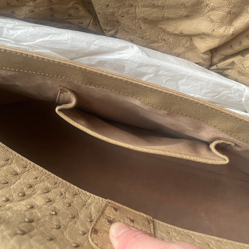 珍稀皮 Precious Leather靜奢風🌿BVLGARI寶格麗🎞️鴕鳥皮質感奶茶色🎞️Zero1系列🎞️手提/肩背/側背/晚宴包/🎞️正品🎞️況好🎞️蠻新🆕🎞️女王範🌹氣場🌹很美🌹不撞-49