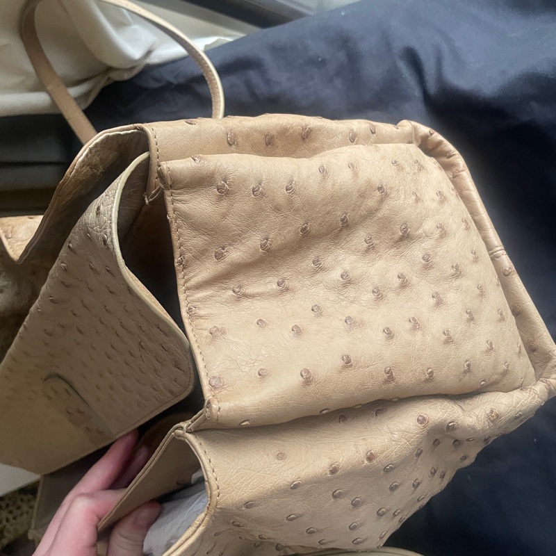 珍稀皮 Precious Leather靜奢風🌿BVLGARI寶格麗🎞️鴕鳥皮質感奶茶色🎞️Zero1系列🎞️手提/肩背/側背/晚宴包/🎞️正品🎞️況好🎞️蠻新🆕🎞️女王範🌹氣場🌹很美🌹不撞-50