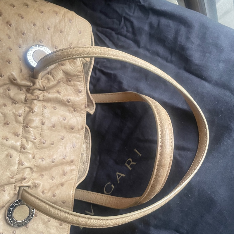 珍稀皮 Precious Leather靜奢風🌿BVLGARI寶格麗🎞️鴕鳥皮質感奶茶色🎞️Zero1系列🎞️手提/肩背/側背/晚宴包/🎞️正品🎞️況好🎞️蠻新🆕🎞️女王範🌹氣場🌹很美🌹不撞-54