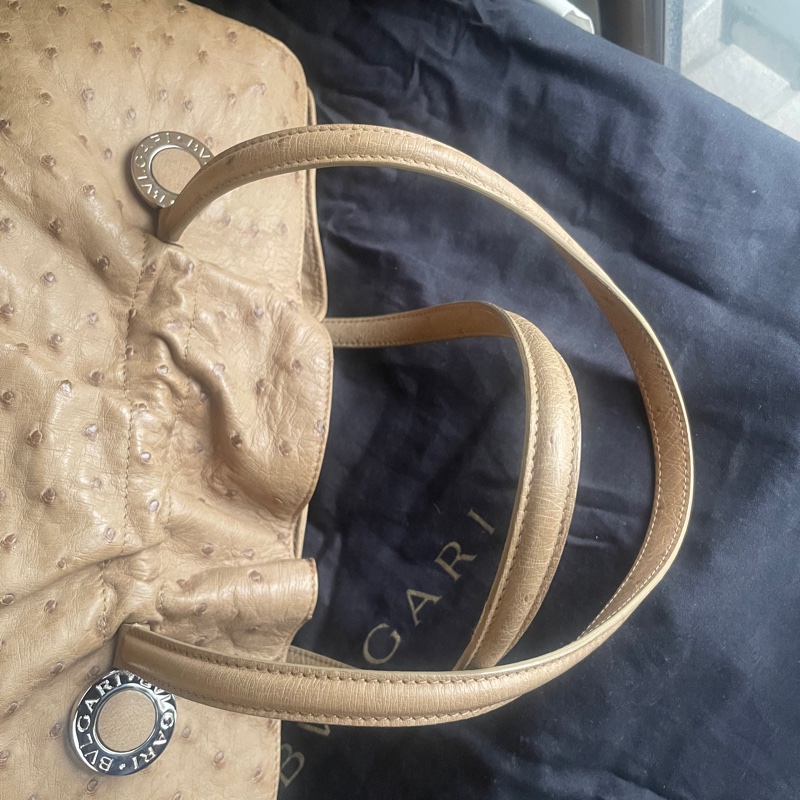 珍稀皮 Precious Leather靜奢風🌿BVLGARI寶格麗🎞️鴕鳥皮質感奶茶色🎞️Zero1系列🎞️手提/肩背/側背/晚宴包/🎞️正品🎞️況好🎞️蠻新🆕🎞️女王範🌹氣場🌹很美🌹不撞-56