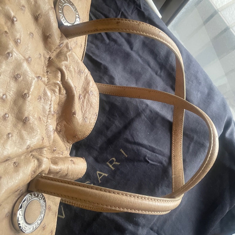 珍稀皮 Precious Leather靜奢風🌿BVLGARI寶格麗🎞️鴕鳥皮質感奶茶色🎞️Zero1系列🎞️手提/肩背/側背/晚宴包/🎞️正品🎞️況好🎞️蠻新🆕🎞️女王範🌹氣場🌹很美🌹不撞-57