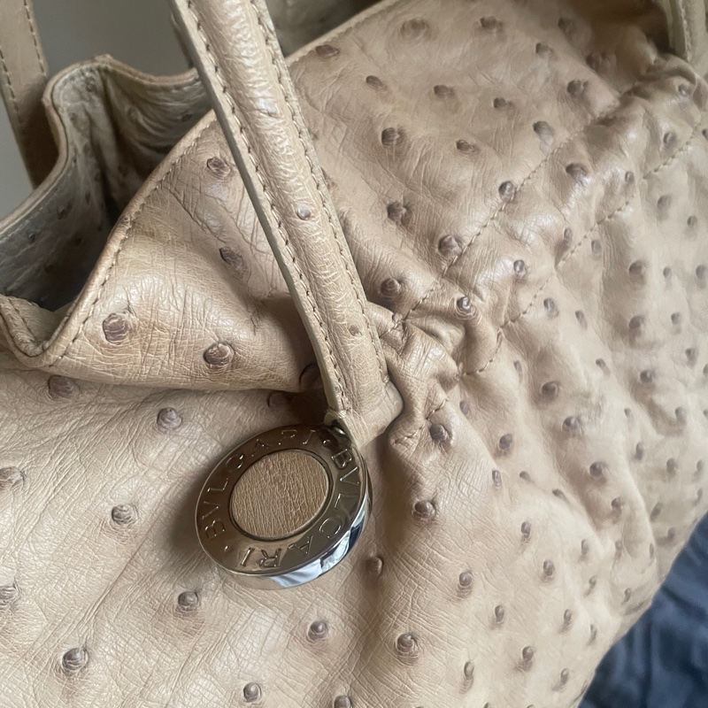 珍稀皮 Precious Leather靜奢風🌿BVLGARI寶格麗🎞️鴕鳥皮質感奶茶色🎞️Zero1系列🎞️手提/肩背/側背/晚宴包/🎞️正品🎞️況好🎞️蠻新🆕🎞️女王範🌹氣場🌹很美🌹不撞-58