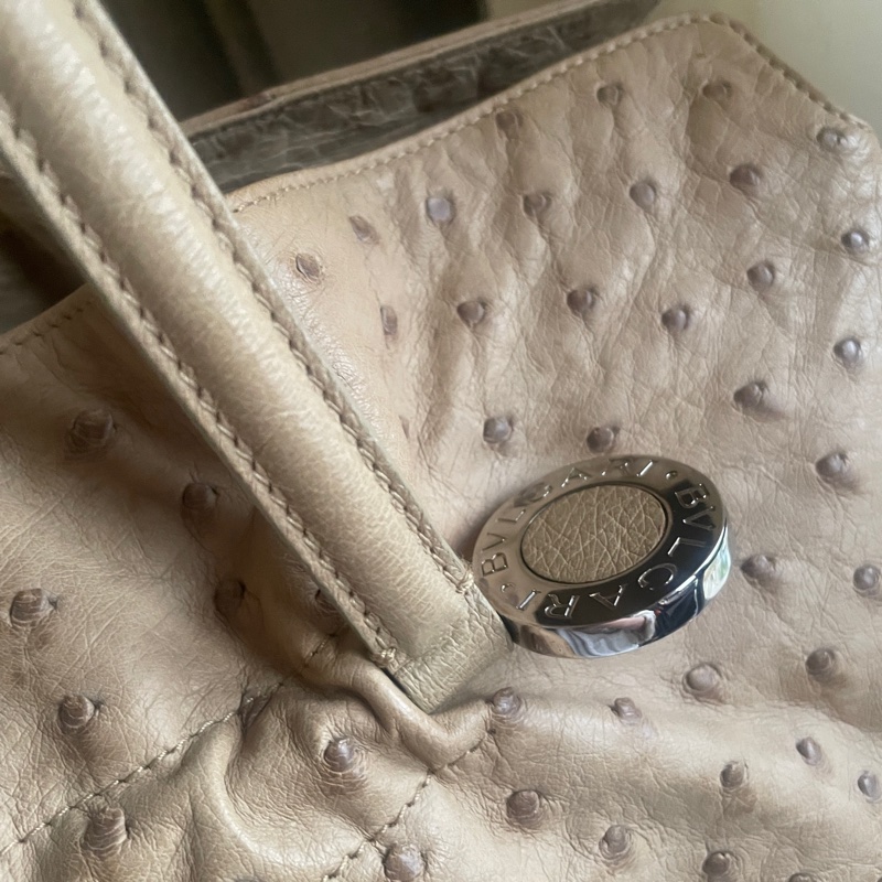 珍稀皮 Precious Leather靜奢風🌿BVLGARI寶格麗🎞️鴕鳥皮質感奶茶色🎞️Zero1系列🎞️手提/肩背/側背/晚宴包/🎞️正品🎞️況好🎞️蠻新🆕🎞️女王範🌹氣場🌹很美🌹不撞-59