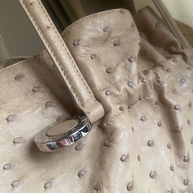 珍稀皮 Precious Leather靜奢風🌿BVLGARI寶格麗🎞️鴕鳥皮質感奶茶色🎞️Zero1系列🎞️手提/肩背/側背/晚宴包/🎞️正品🎞️況好🎞️蠻新🆕🎞️女王範🌹氣場🌹很美🌹不撞-60