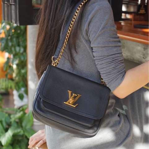 ✨Lv lockme chain 牛皮黑金郵差包 小號 晶片款🖤