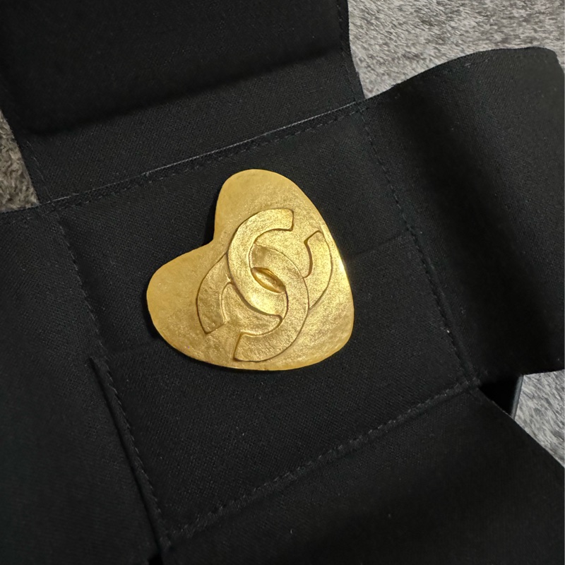 新上架❤️‍🔥美品✨Chanel Vintage香奈兒中古愛心胸針/香奈兒胸針/中古胸針/中古24K金胸針/小香胸針/香奈兒飾品/小香別針/中古別針/香奈兒別針/愛心別針-2