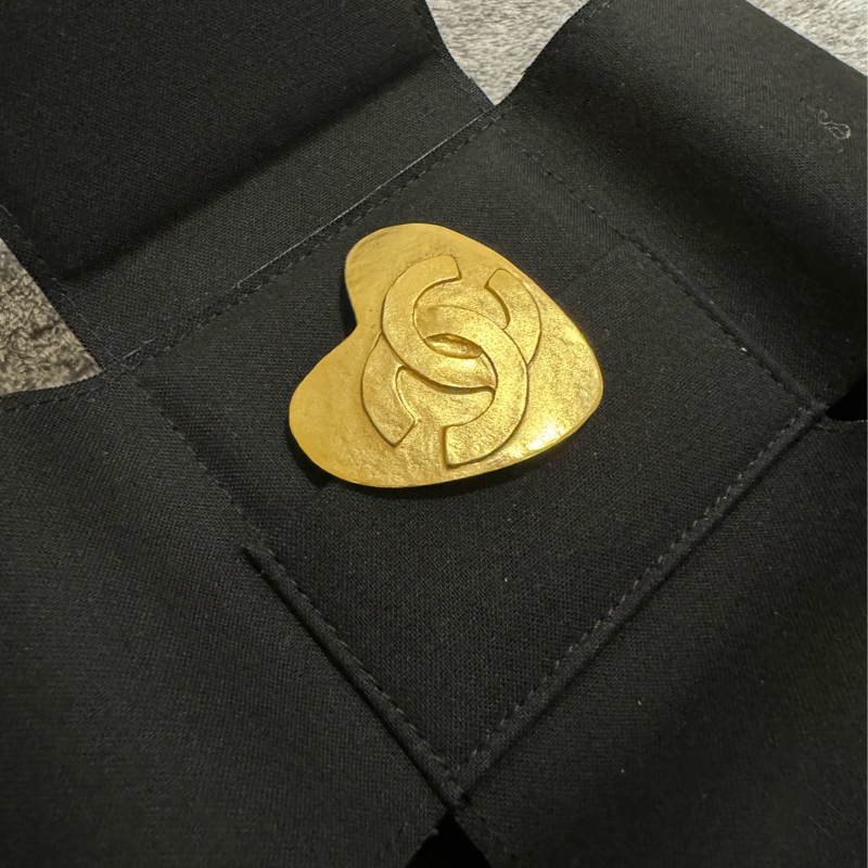 新上架❤️‍🔥美品✨Chanel Vintage香奈兒中古愛心胸針/香奈兒胸針/中古胸針/中古24K金胸針/小香胸針/香奈兒飾品/小香別針/中古別針/香奈兒別針/愛心別針-3