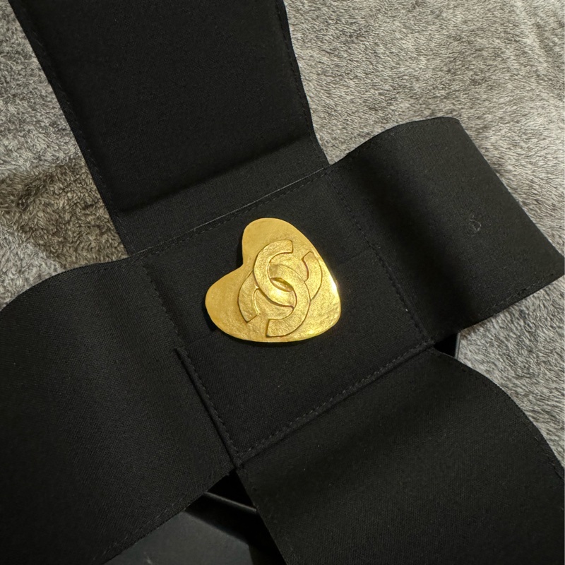 新上架❤️‍🔥美品✨Chanel Vintage香奈兒中古愛心胸針/香奈兒胸針/中古胸針/中古24K金胸針/小香胸針/香奈兒飾品/小香別針/中古別針/香奈兒別針/愛心別針-4