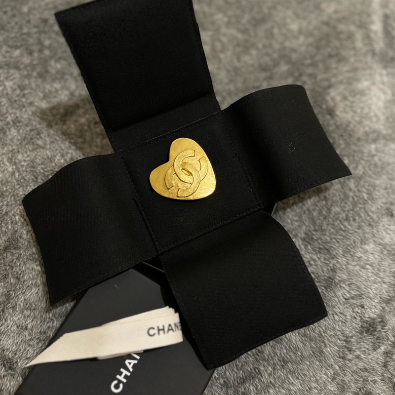 新上架❤️‍🔥美品✨Chanel Vintage香奈兒中古愛心胸針/香奈兒胸針/中古胸針/中古24K金胸針/小香胸針/香奈兒飾品/小香別針/中古別針/香奈兒別針/愛心別針-7