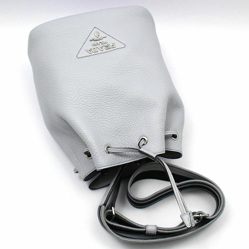 【包稅】PRADA 矢車菊藍灰色皮革水桶斜背包-3