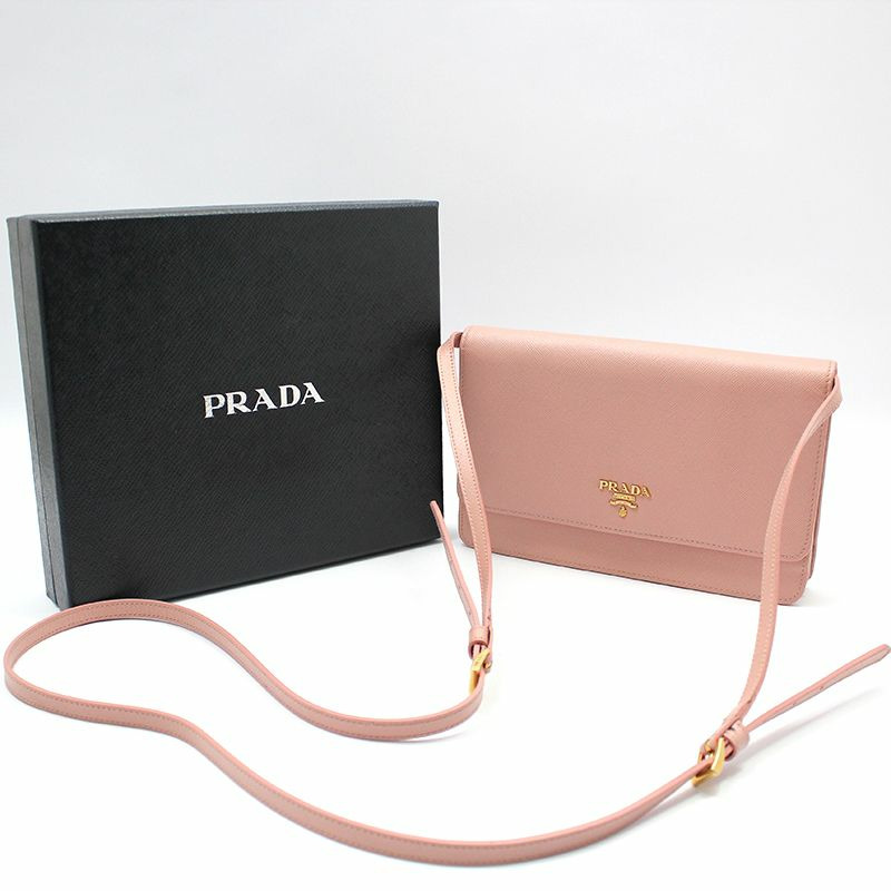 【包稅】PRADA 粉紅色 Saffiano 金色 Logo WOC 鏡面斜背包-1
