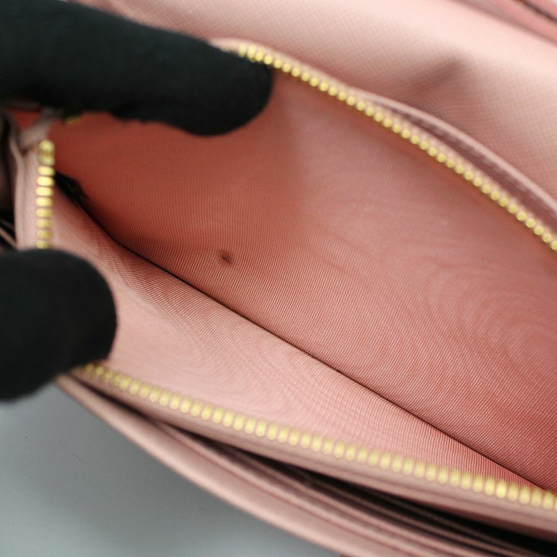 【包稅】PRADA 粉紅色 Saffiano 金色 Logo WOC 鏡面斜背包-10