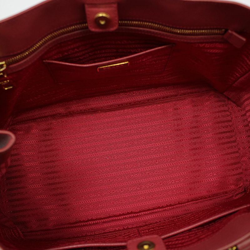 【包稅】PRADA Prada 紅色 Saffiano Lux 金色 Logo 手提包-8