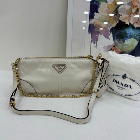 Prada油蠟皮鏈條斜挎單肩包可單肩斜挎手提，精緻優雅的可拆卸鏈條提手 99新 尺寸：11.5×寬26×長6cm