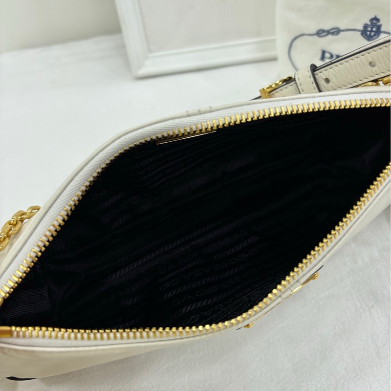 Prada油蠟皮鏈條斜挎單肩包可單肩斜挎手提，精緻優雅的可拆卸鏈條提手 99新 尺寸：11.5×寬26×長6cm-6