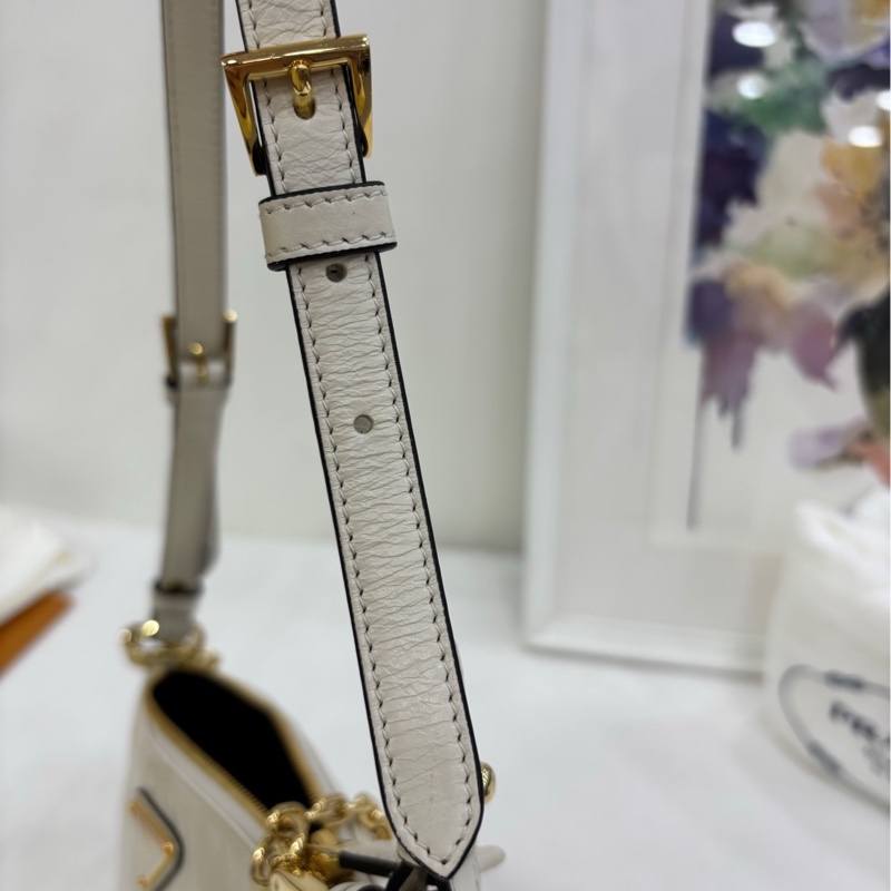 Prada油蠟皮鏈條斜挎單肩包可單肩斜挎手提，精緻優雅的可拆卸鏈條提手 99新 尺寸：11.5×寬26×長6cm-7