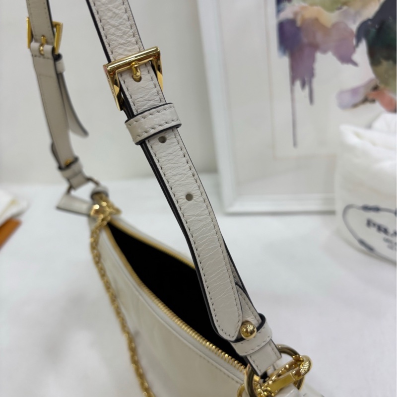 Prada油蠟皮鏈條斜挎單肩包可單肩斜挎手提，精緻優雅的可拆卸鏈條提手 99新 尺寸：11.5×寬26×長6cm-8