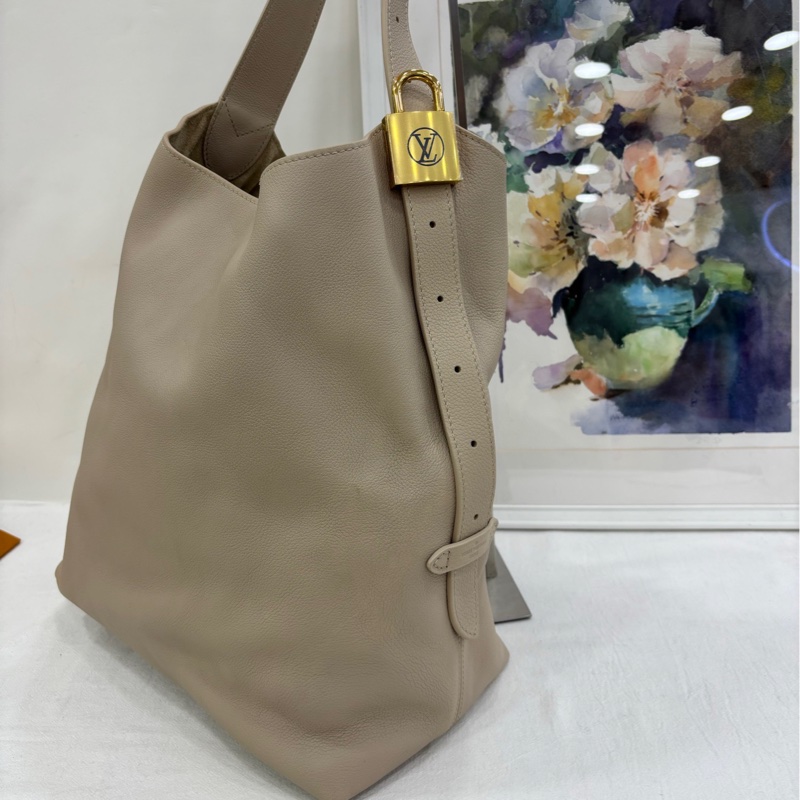 LV low key hobo 全皮米白 水桶包 99新 有購證-3