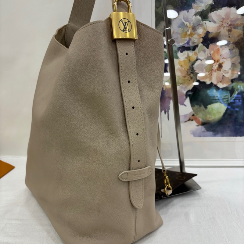 LV low key hobo 全皮米白 水桶包 99新 有購證-4