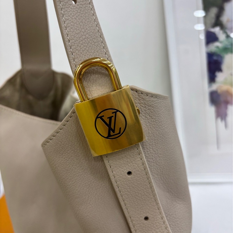 LV low key hobo 全皮米白 水桶包 99新 有購證-6