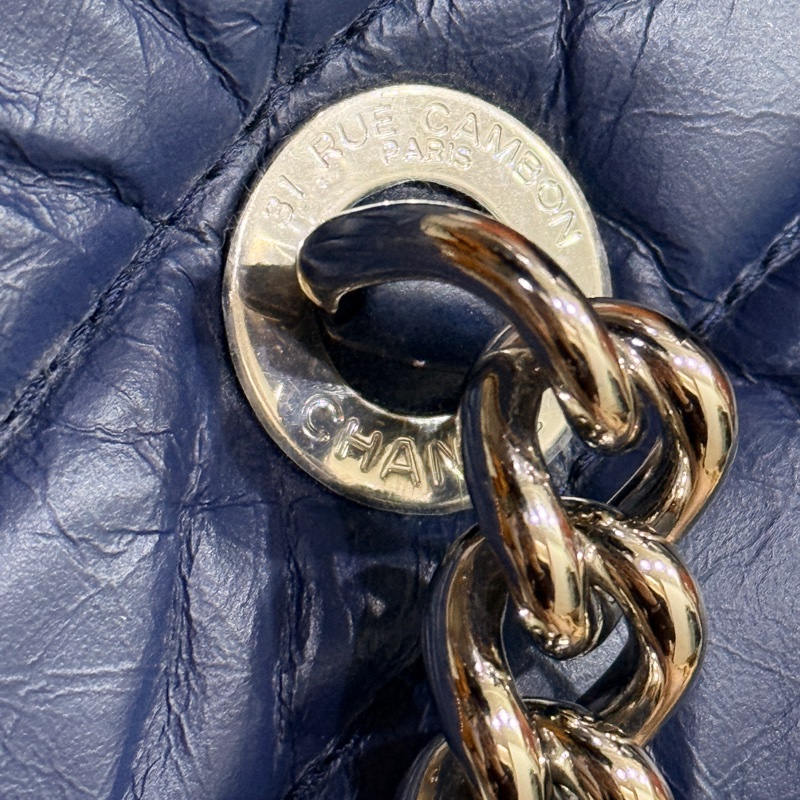 超賠賣 未使用品🎖️香奈兒耐用的揉皺牛皮 保齡球包 肩背包 雙C深藍 大LOGO 26開-3