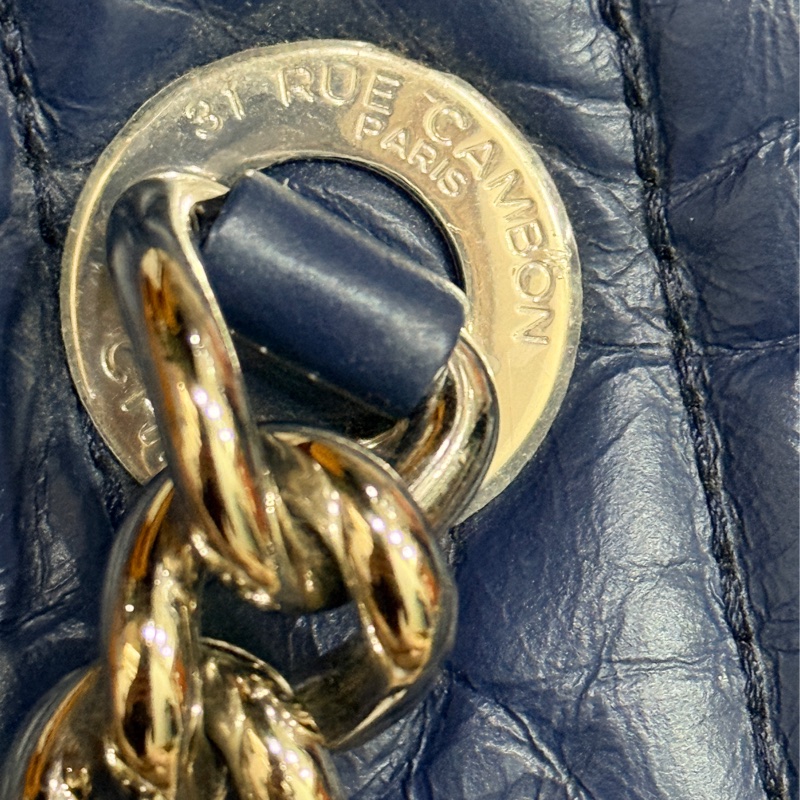 超賠賣 未使用品🎖️香奈兒耐用的揉皺牛皮 保齡球包 肩背包 雙C深藍 大LOGO 26開-4