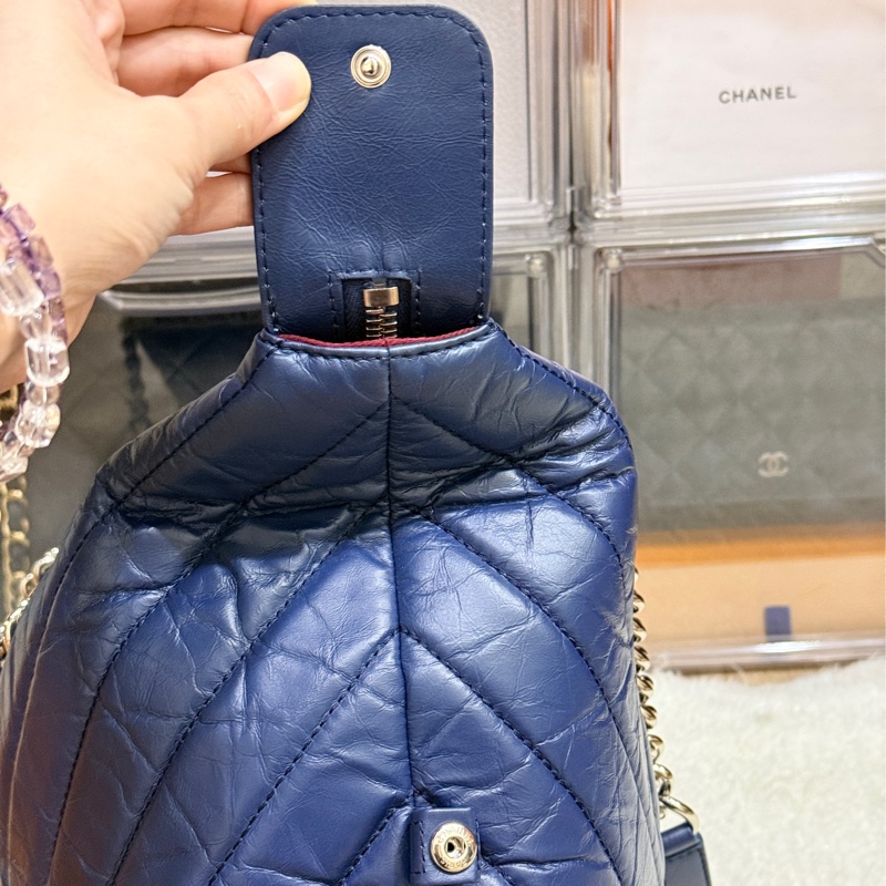 超賠賣 未使用品🎖️香奈兒耐用的揉皺牛皮 保齡球包 肩背包 雙C深藍 大LOGO 26開-7