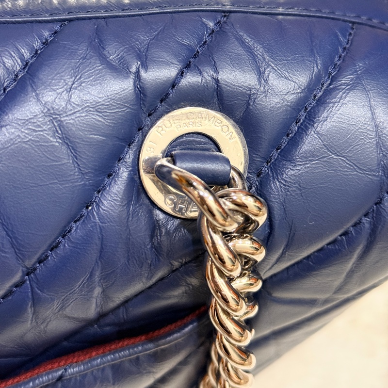 超賠賣 未使用品🎖️香奈兒耐用的揉皺牛皮 保齡球包 肩背包 雙C深藍 大LOGO 26開-9