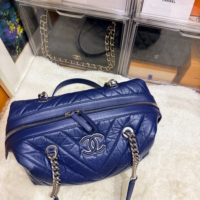 超賠賣 未使用品🎖️香奈兒耐用的揉皺牛皮 保齡球包 肩背包 雙C深藍 大LOGO 26開-10