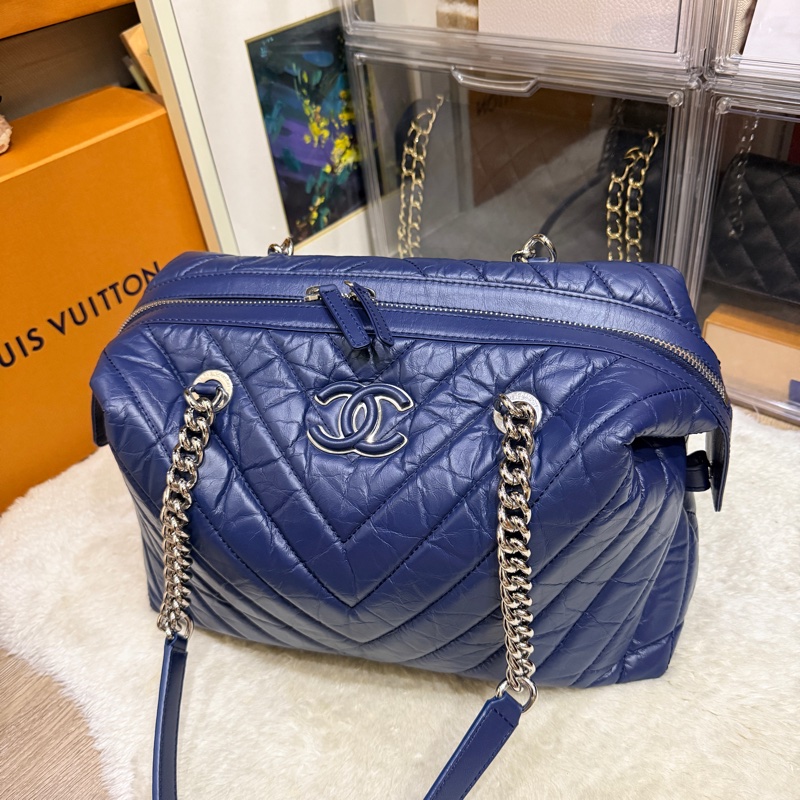 超賠賣 未使用品🎖️香奈兒耐用的揉皺牛皮 保齡球包 肩背包 雙C深藍 大LOGO 26開-11