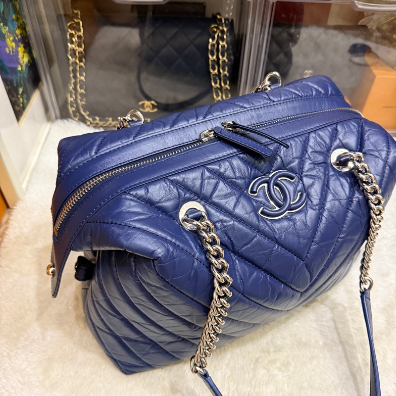超賠賣 未使用品🎖️香奈兒耐用的揉皺牛皮 保齡球包 肩背包 雙C深藍 大LOGO 26開-12