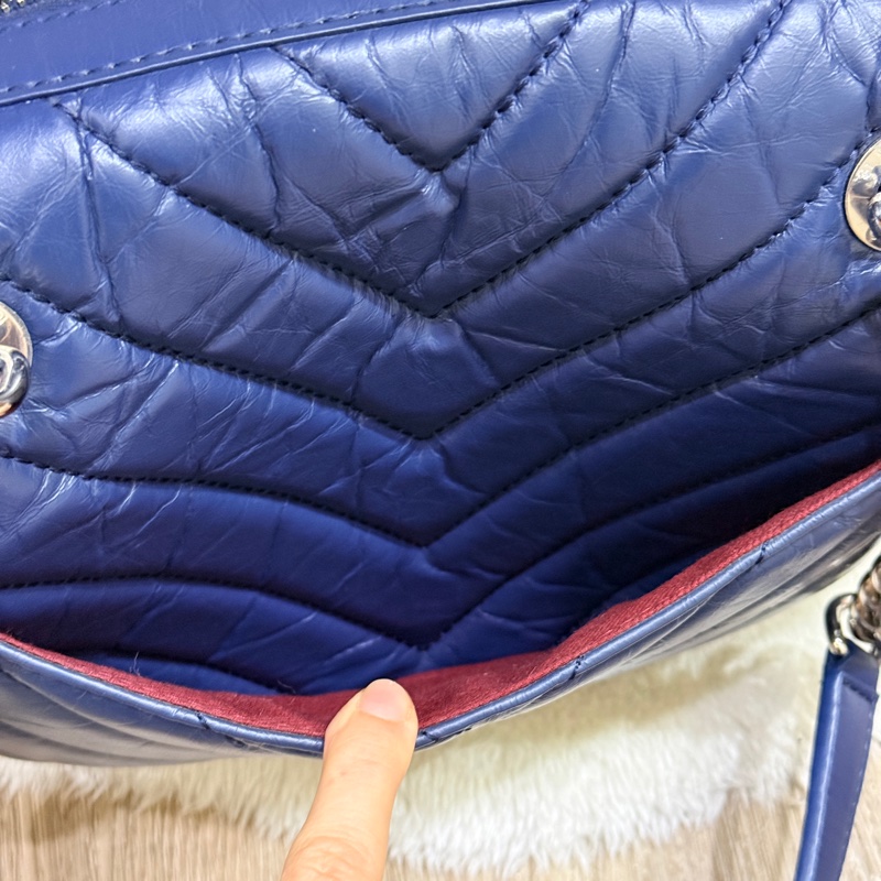超賠賣 未使用品🎖️香奈兒耐用的揉皺牛皮 保齡球包 肩背包 雙C深藍 大LOGO 26開-16