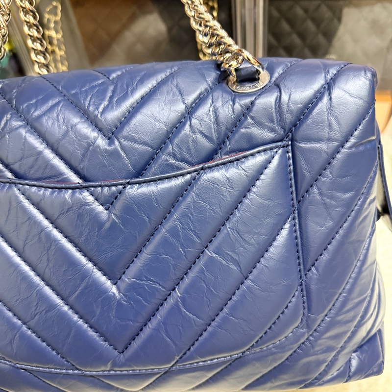 超賠賣 未使用品🎖️香奈兒耐用的揉皺牛皮 保齡球包 肩背包 雙C深藍 大LOGO 26開-18