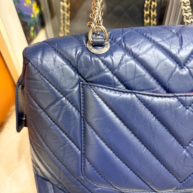 超賠賣 未使用品🎖️香奈兒耐用的揉皺牛皮 保齡球包 肩背包 雙C深藍 大LOGO 26開-19