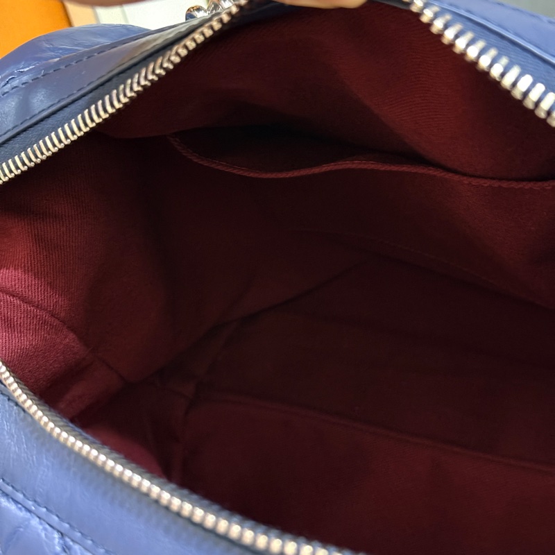 超賠賣 未使用品🎖️香奈兒耐用的揉皺牛皮 保齡球包 肩背包 雙C深藍 大LOGO 26開-24