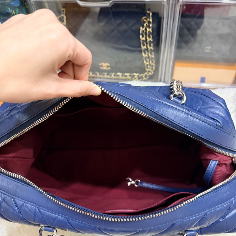 超賠賣 未使用品🎖️香奈兒耐用的揉皺牛皮 保齡球包 肩背包 雙C深藍 大LOGO 26開-25