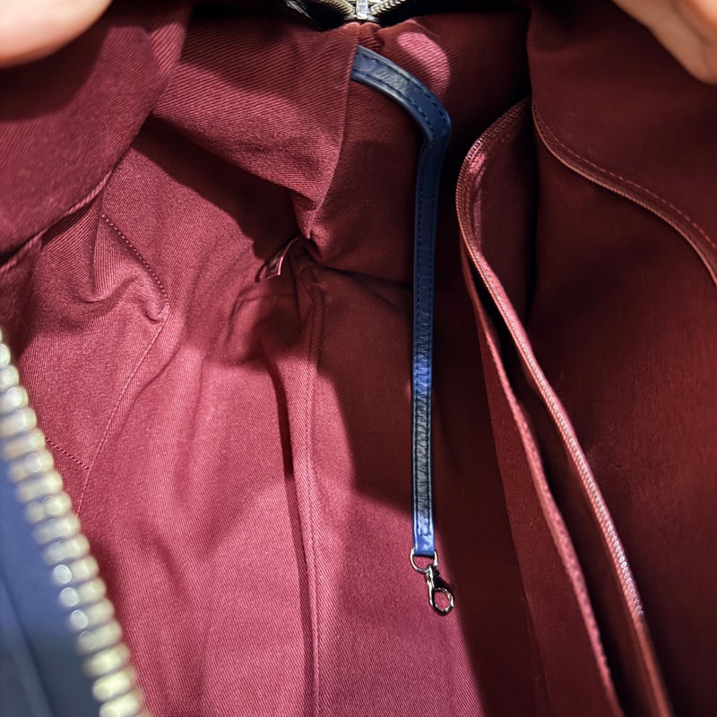 超賠賣 未使用品🎖️香奈兒耐用的揉皺牛皮 保齡球包 肩背包 雙C深藍 大LOGO 26開-26