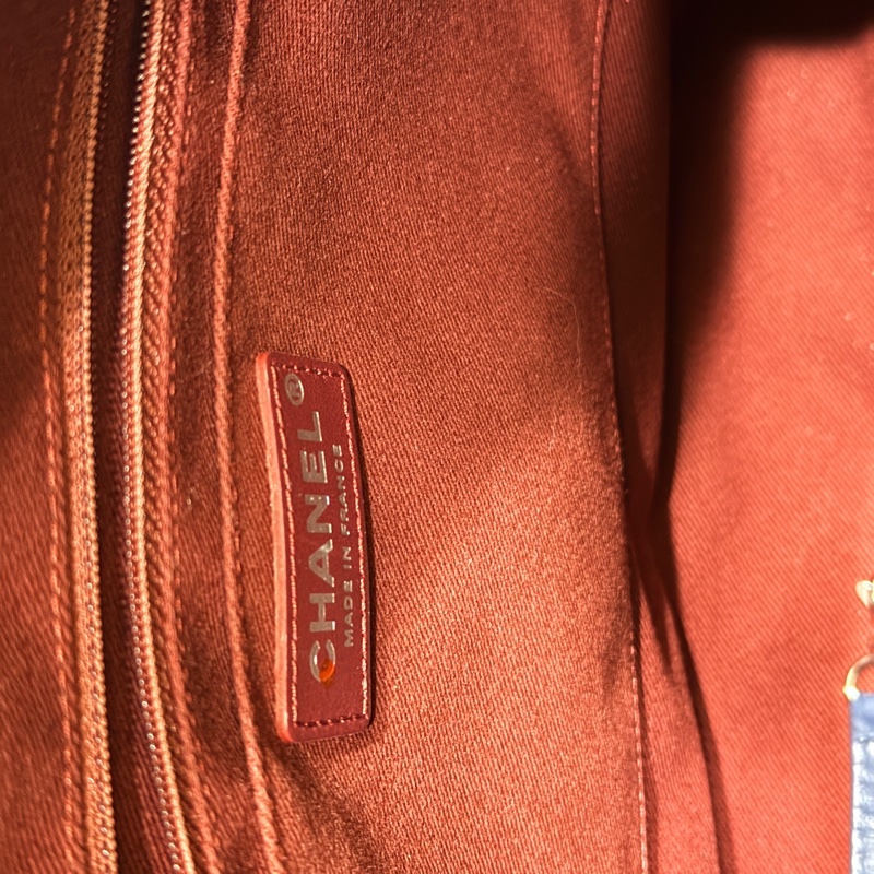 超賠賣 未使用品🎖️香奈兒耐用的揉皺牛皮 保齡球包 肩背包 雙C深藍 大LOGO 26開-28