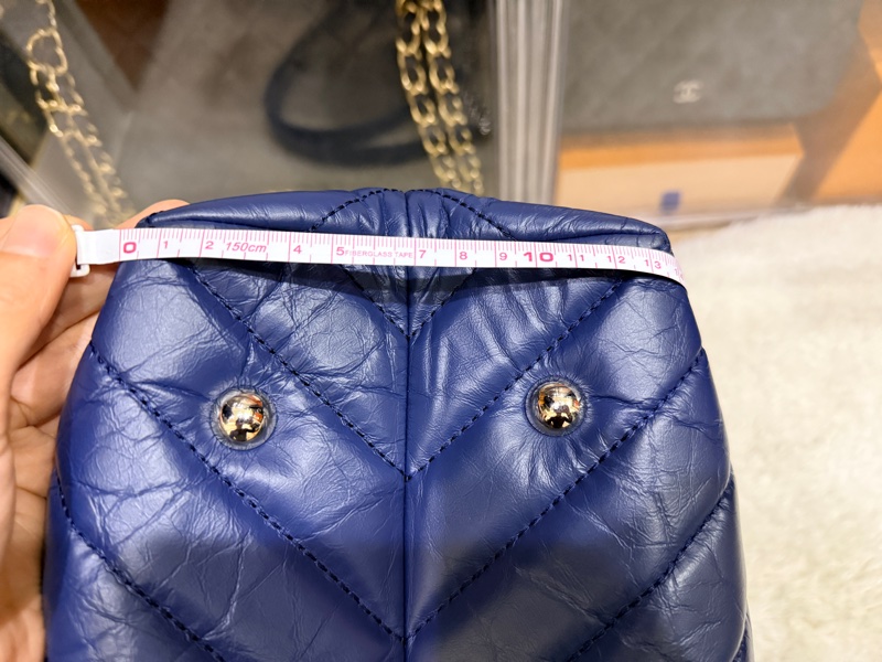 超賠賣 未使用品🎖️香奈兒耐用的揉皺牛皮 保齡球包 肩背包 雙C深藍 大LOGO 26開-34