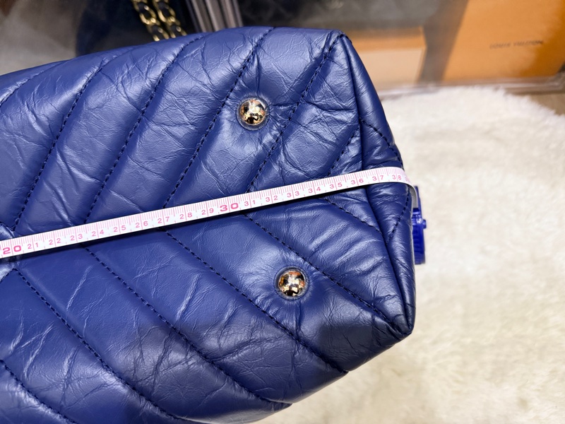 超賠賣 未使用品🎖️香奈兒耐用的揉皺牛皮 保齡球包 肩背包 雙C深藍 大LOGO 26開-35