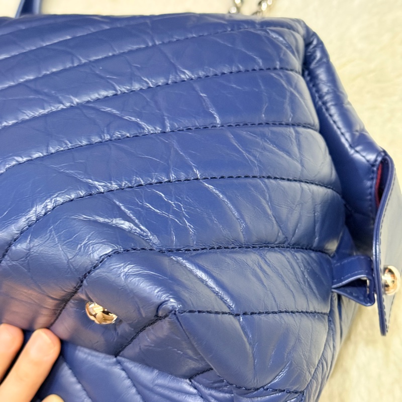 超賠賣 未使用品🎖️香奈兒耐用的揉皺牛皮 保齡球包 肩背包 雙C深藍 大LOGO 26開-39