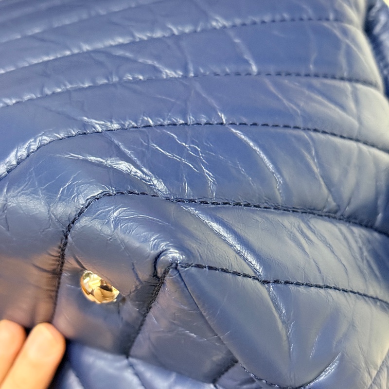 超賠賣 未使用品🎖️香奈兒耐用的揉皺牛皮 保齡球包 肩背包 雙C深藍 大LOGO 26開-40