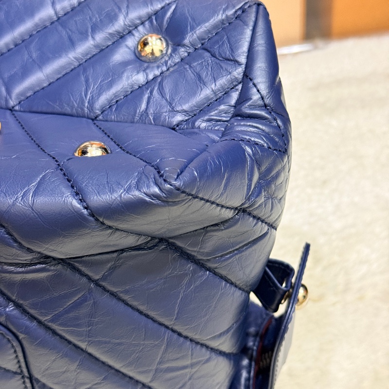 超賠賣 未使用品🎖️香奈兒耐用的揉皺牛皮 保齡球包 肩背包 雙C深藍 大LOGO 26開-41