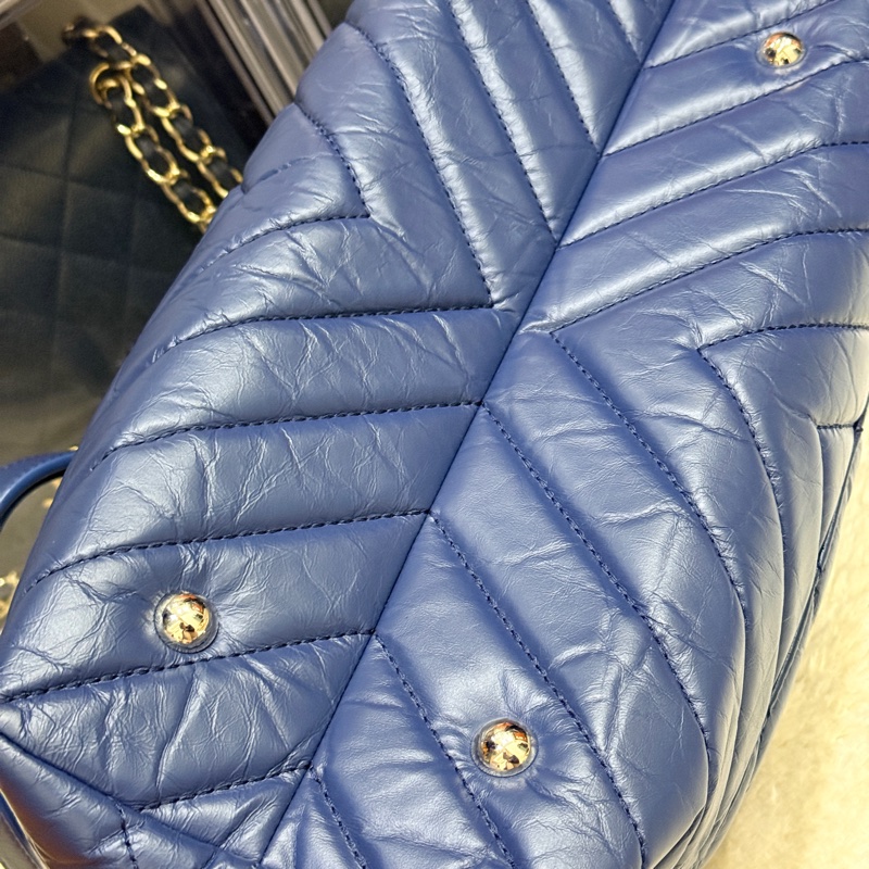 超賠賣 未使用品🎖️香奈兒耐用的揉皺牛皮 保齡球包 肩背包 雙C深藍 大LOGO 26開-43