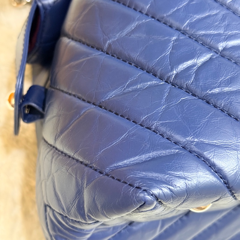 超賠賣 未使用品🎖️香奈兒耐用的揉皺牛皮 保齡球包 肩背包 雙C深藍 大LOGO 26開-44