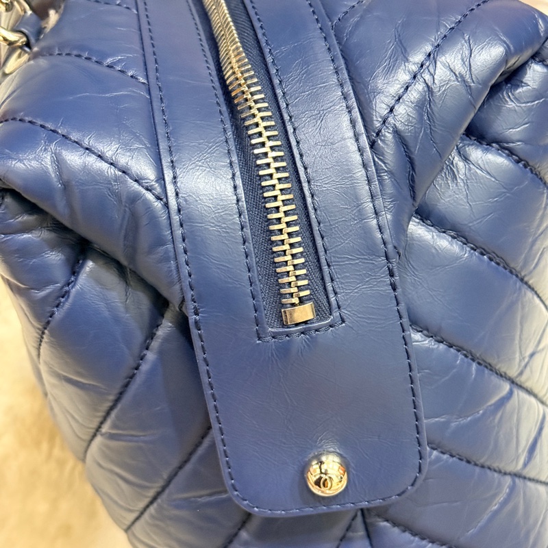 超賠賣 未使用品🎖️香奈兒耐用的揉皺牛皮 保齡球包 肩背包 雙C深藍 大LOGO 26開-45