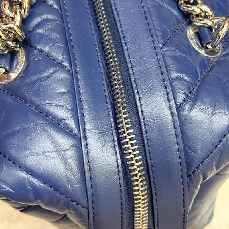 超賠賣 未使用品🎖️香奈兒耐用的揉皺牛皮 保齡球包 肩背包 雙C深藍 大LOGO 26開-46