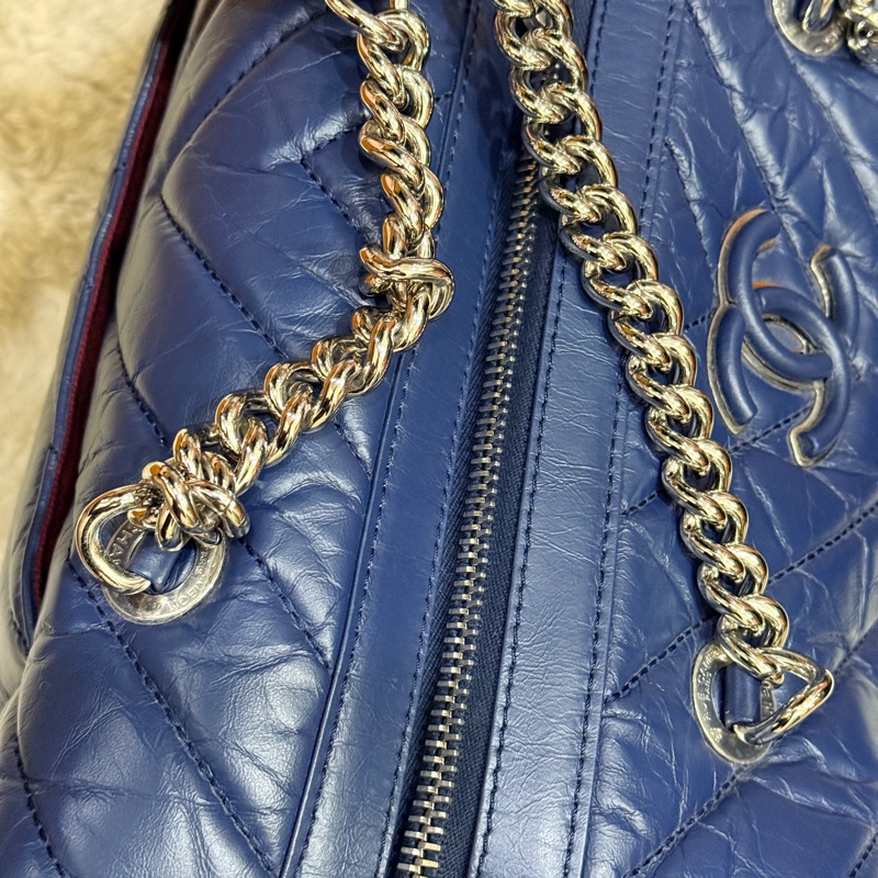 超賠賣 未使用品🎖️香奈兒耐用的揉皺牛皮 保齡球包 肩背包 雙C深藍 大LOGO 26開-47